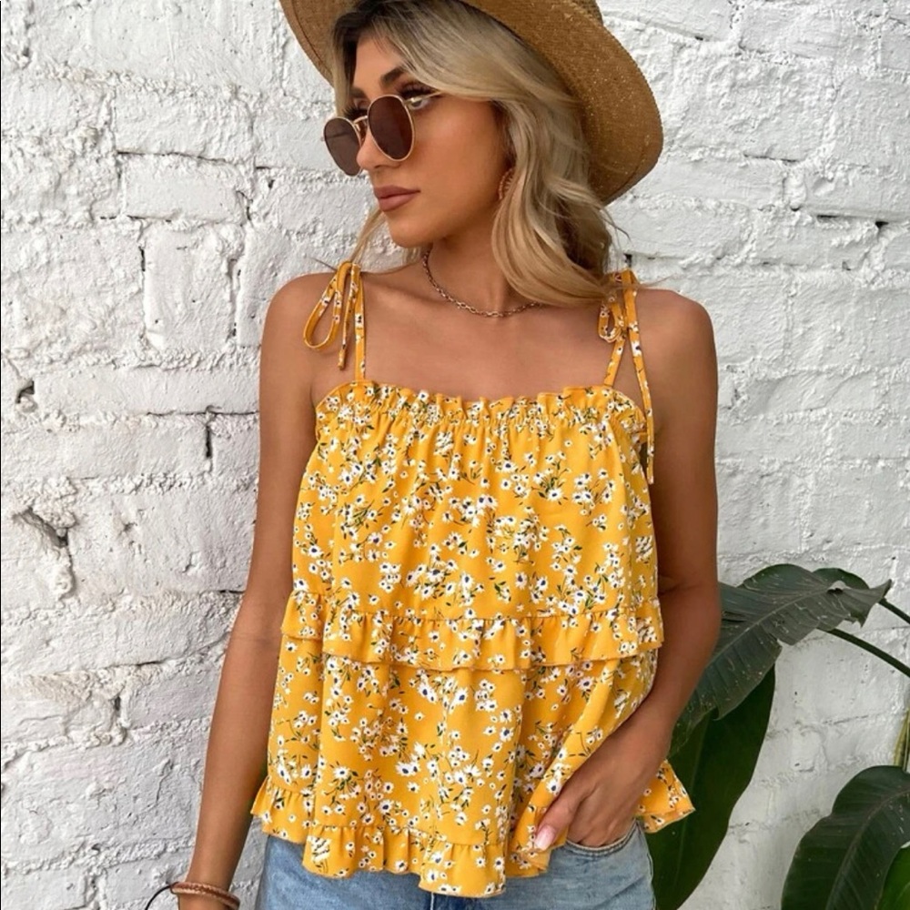 🌼 Cute flowy yellow floral crop top. Sz med (6) NWOT